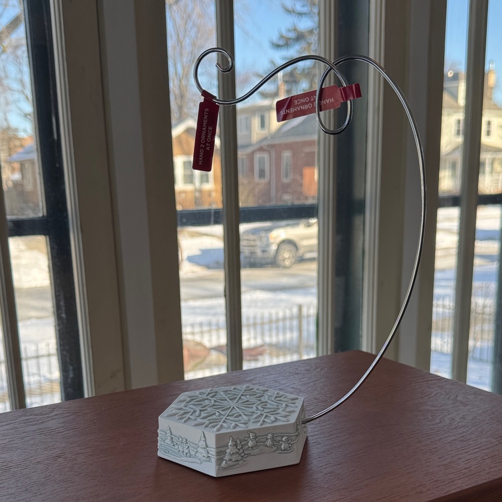 Hallmark Keepsake Club White Snowflake Ornament Stand and Snowflake Hooks